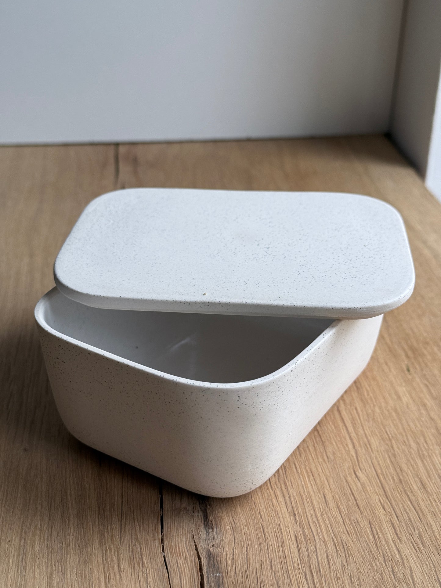 Butter Dish, Matt White w/ lid
