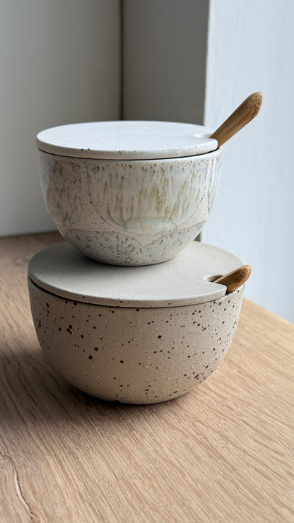 Salt Bowl, w/lid & Spoon, Matt white/ brush